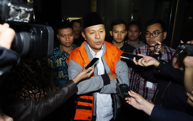 Bupati Lampung Tengah, Mustafa mengenai rompi orange tahanan KPK saat meninggalkan Gedung KPK usai diperisa penyidik, Jumat (16/2) pagi - Image