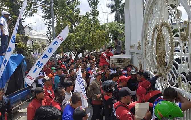 UNJUK RASA: Buruh kembali menggelar unjuk rasa terkait kenaikan UMP Sumut 2019. - Image