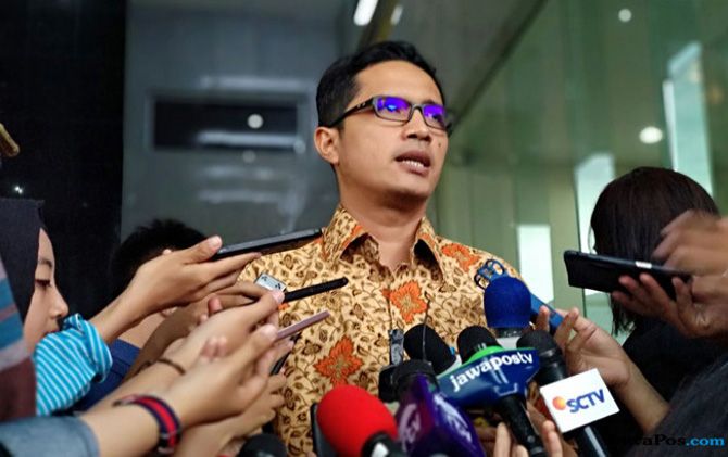 Juru Bicara KPK, Febry Diansyah menyebut dua mantan penyidik KPK yang diduga merusak barang bukti kasus Basuki Hariman, telah ditarik ke Mabes Polri. - Image