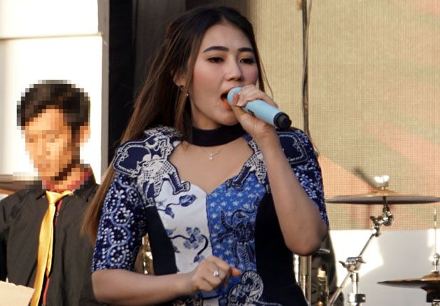 VIA VALLEN: Via Vallen saat menghibur penonton dalam acara peluncuran program Harmoni Pasar Klewer, di Balai Kota, Solo, Jumat (3/8). - Image
