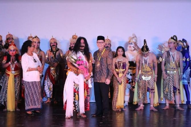 Tokoh di balik pagelaran wayang orang seperti Sudjiwo Tedjo, penulis naskah dan sutradara lakon Rahwana Putih seusai pertunjukan. - Image