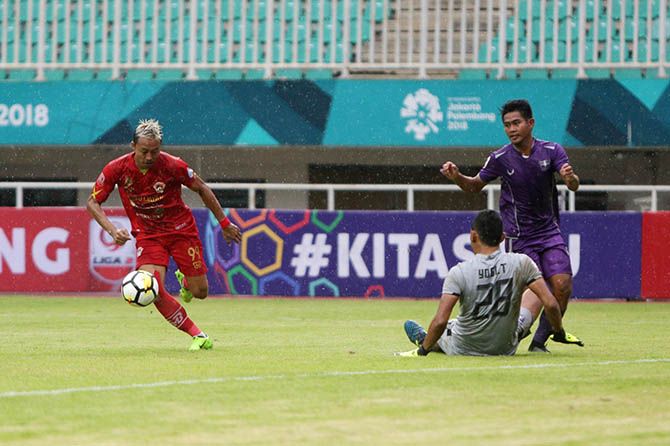 Pemain Kalteng Putra Kushedya Hari Yudo (kiri) melewati pemain Persita Tanggerang pada Final Liga 2 perebutan juara ke 3 di Stadion Pekansari, Bogor, Jawa Barat, Selasa (4/12). - Image