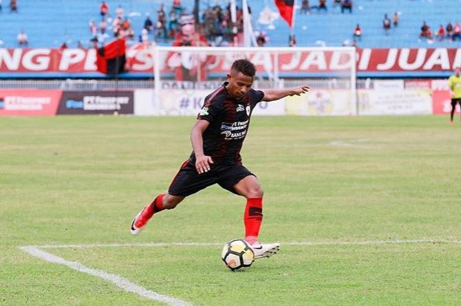 Friska Womsiwor ingin mencari tantangan baru di luar Persipura Jayapura. - Image