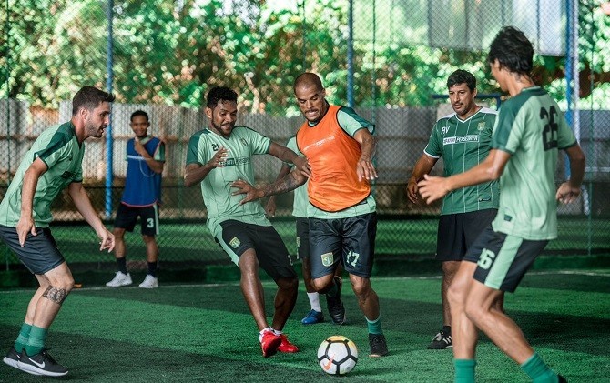 Para pemain Persebaya saat melakoni latihan jelang laga menjamu Arema FC - Image
