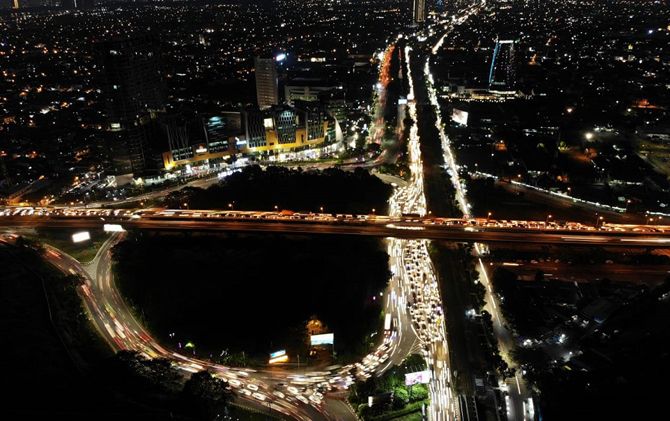 Salah satu titik penyekatan yang menjadi fokus Satlantas Polrestabes Surabaya saat malam Tahun Baru 2019 berada di Bundaran Waru. - Image