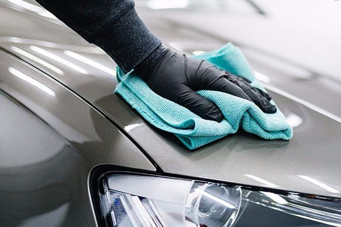 Lap permukaan mobil dengan microfiber agar lebih aman dan tidak merusak cat. - Image