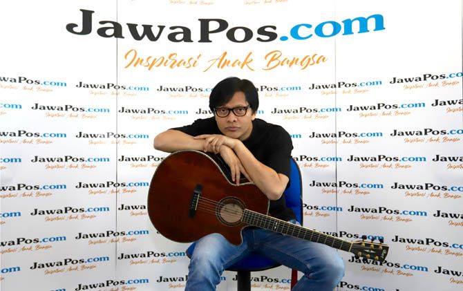 Armand Maulana memutuskan solo karir melalui Arana Project tahun 2016. Tetapi, dia tidak meninggalkan Gigi. Bahkan, masih manggung bersama band yang membesarkan namanya tersebut. - Image