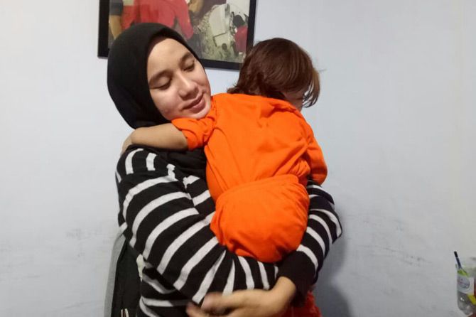 Salah seorang bocah korban penyekapan orang tua ketika diselamatkan warga. - Image