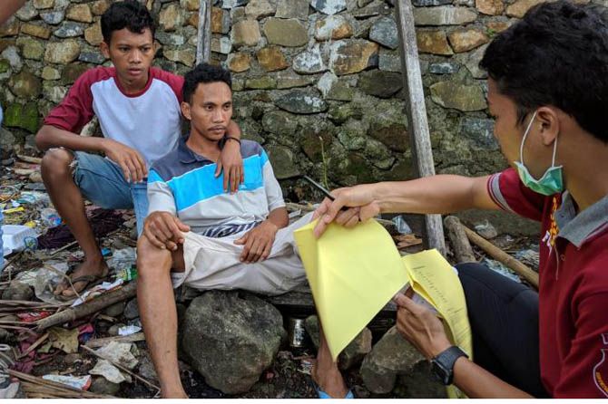 Tekka (kedua kanan) berusaha tegar setelah ditinggal istri dan kedua anaknya yang meninggal tertimpa tanah longsor di Desa Pattalikang, Gowa - Image