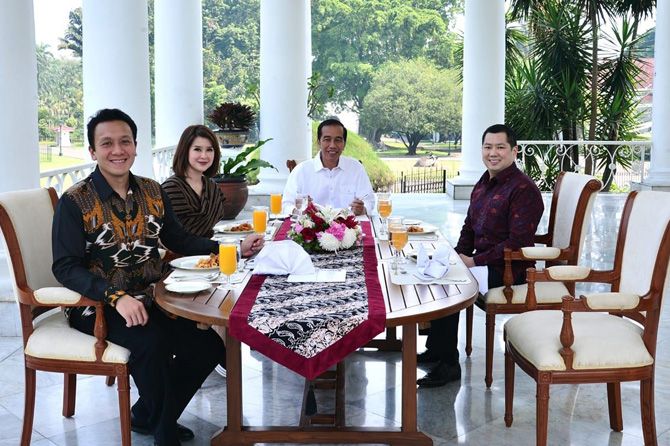 Presiden Joko Widodo ketika makan siang bersama tiga pimpinan di Istana Bogor, Sabtu (28/7). - Image