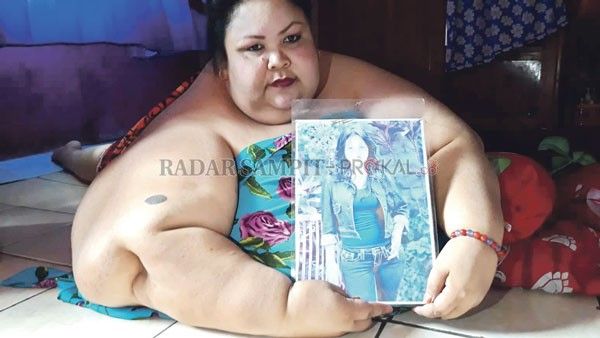 OBESITAS: Tiwi Wati memperlihatkan foto dirinya saat masih langsing. - Image