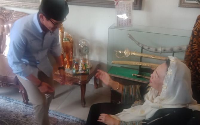 Bakal calon wakil presiden Sandiaga Salahuddin Uno, saat hendak - Image