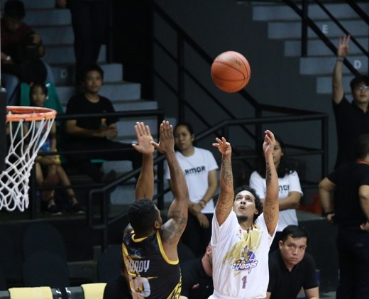 Pemain CLS Knights Indonesia Frederick Lee Jones Lish (putih) menembakkan bola ke keranjang Westports Malaysia Dragons. CLS Knights menang 87-68. - Image