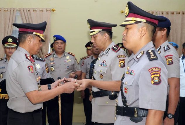 SERTIJAB: Kapolda Irjen Pol Zulkarnain Adinegara saat melakukan sertijab di Mapolres Prabumulih, Jumat (18/1). - Image