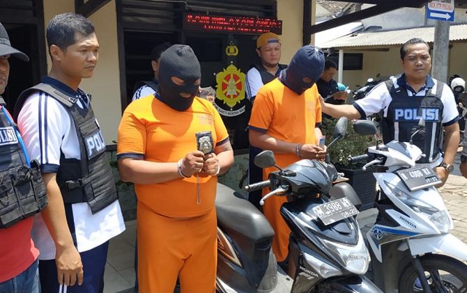 Dua tersangka fidusia yang mengaku sebagai polisi saat merampas motor korban - Image