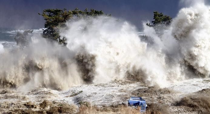 Tsunami Jepang di tahun 2011 dipicu oleh gempa kuat bawah laut 9,1 SR. Gelombang tsunami mencapai tinggi 40,5 meter. Bencana itu menewaskan sekitar 16.000 orang - Image