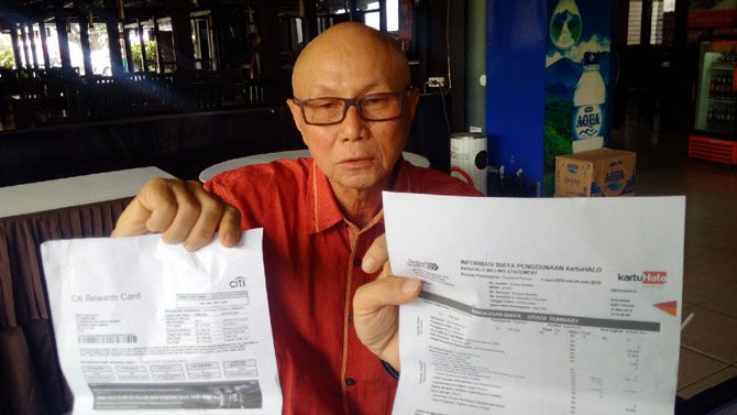 MEMBENGKAK: Arif Daryanto salah seorang pelanggan provider Telkomsel menunjukkan bukti pembayaran tagihan, Rabu (8/8). - Image