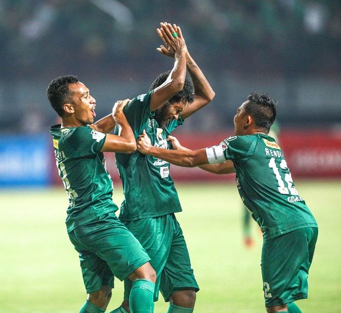 Fandry Imbiri (tengah) dipastikan absen saat Persebaya lakoni Super Derby Jawa Timur lawan Arema FC. - Image