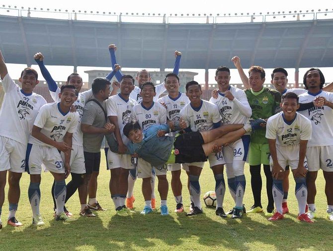 Para pemain Persib Bandung tetap enjoy meski mendapat hukuman berat. - Image