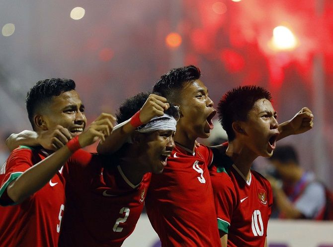 Sutan Zico (ketiga dari kiri) dapat tawaran berlatih di Belgia atau Australia. - Image