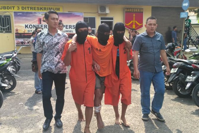Tiga tersangka saat ditemui di Mapolda Sumsel - Image