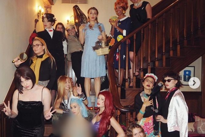 Perayaan malam tahun baru Taylor Swift dan Gigi Hadid bersama teman dengan mengenakan kostum. - Image