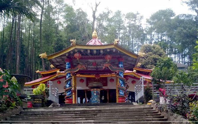 TEMPAT IBADAH: Beralih dari hal-hal yang berbau mistis di tempat ini, wisata ini menyimpan keunikan tersendiri. Di kompleksnya, terdapat tempat ibadah untuk beberapa agama dan kepercayaan. - Image