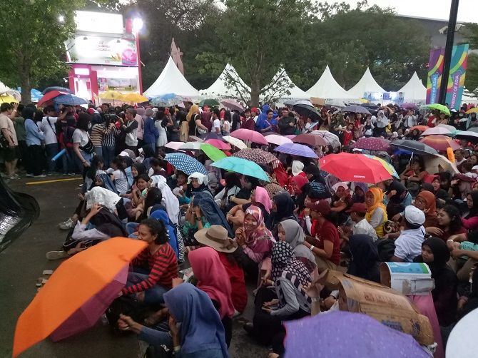 Sejumlah fans SuJu yang tetap datang ke SUGBK meski hanya menonton lewat layar lebar. - Image