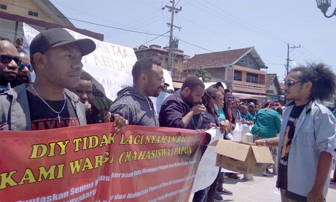 PREMANISME: Aksi mahasiswa Papua di Kantor Gubernur DIJ meminta premanisme dihilangkan dari Jogja. - Image