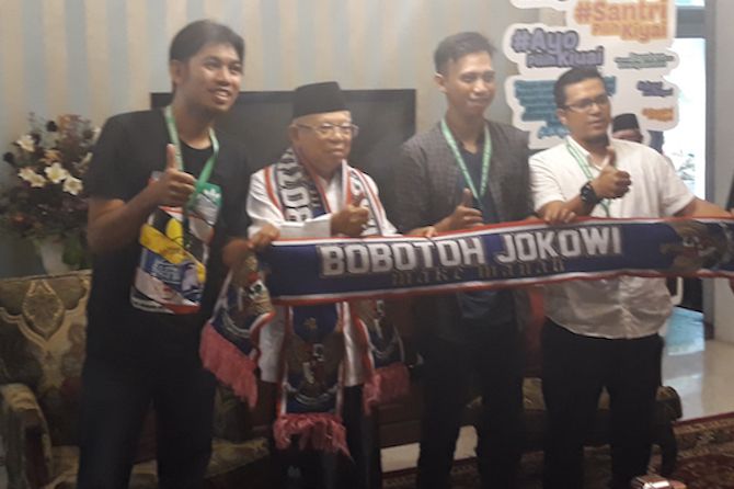 Sekelompok anak muda yang menyatakan dirinya sebagai Bobotoh Persib Bandung menyambangi kediaman Calon Wakil Presiden (Cawapres) nomor urut 01, Ma - Image