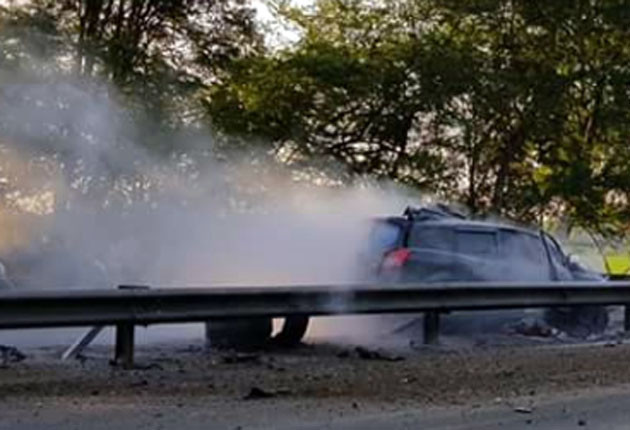 Kondisi mobil Datsun Go yang menabrak Guardrail Train Tol Porong-Sidoarjo, Jumat (15/6) - Image