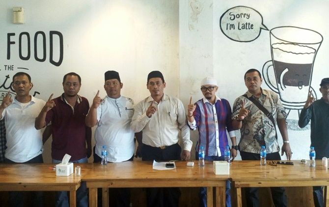 Panitia deklarasi #2019GantiPresiden saat memberikan keterangan pers terkait diundurnya jadwal deklarasi pada Jumat (24/8). - Image
