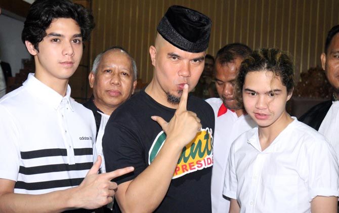 Ahmad Dhani saat didampingi Al dan Dul menjalani sidang perdana kasus dugaan ujaran kebencian di Pengadilan Negeri Jakarta Selatan. - Image