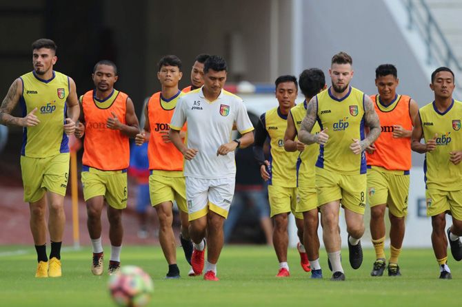 Mitra Kukar harus bisa menang saat menjamu Bhayangkara FC agar kans bertahan di Liga 1 semakin besar - Image
