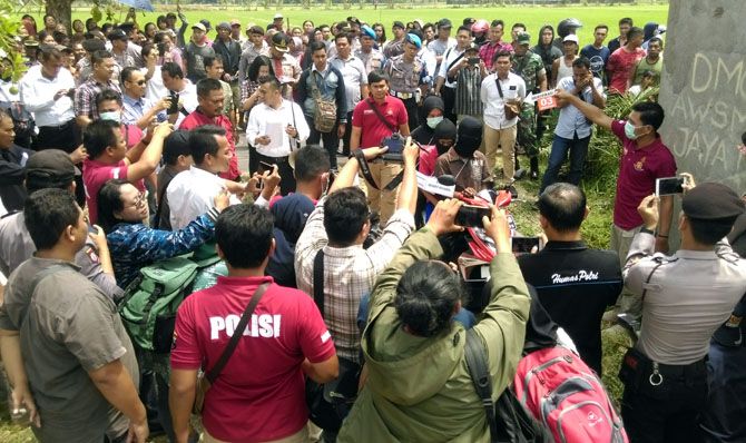 REKONSTRUKSI : Tersangka IA memperagakan adegan pembunuhan terhadap Retno Ayu Wulandari saat rekonstruksi, Senin (29/10). - Image