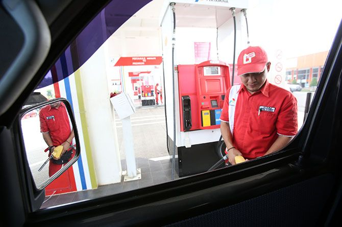 Presiden memastikan harga BBM jenis premium tidak mengalami kenaikan. Tidak ada kenaikan itu demi menjaga daya beli masyarakat. - Image