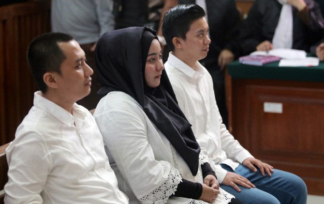 (Kiri ke kanan) Tiga terdakwa kasus penipuan biro perjalanan umrah First Travel, Andika Surrachman, Anniesa Hasibuan, dan Kiki Hasibuan ketika menjalani sidang di Pengadilan Negeri Depok. JPU menemukan aliran uang ke rekening kekasih Kiki - Image