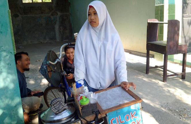 PEKERJA KERAS: Ida Ayu Riski Susilowati rela berjualan cilok demi memenuhi kebutuhan hidup dan biaya sekolah. - Image