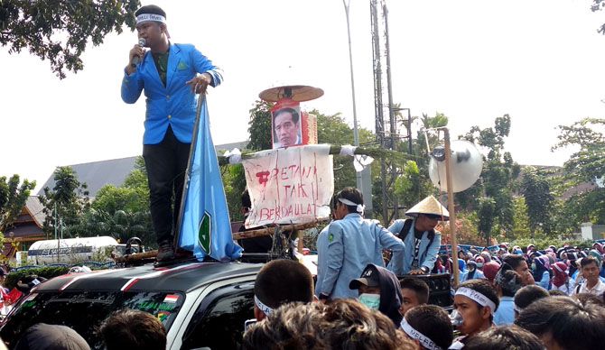 DEMO: Ribuan mahasiswa gelar aksi demonstrasi di depan DPRD Riau menuntut pemerintah untuk menuntaskan target program Perhutanan Sosial seluas 4,38 juta hektare dan Tanah Objek Reforma Agraria seluas 9 juta hektare, Senin (24/9). - Image