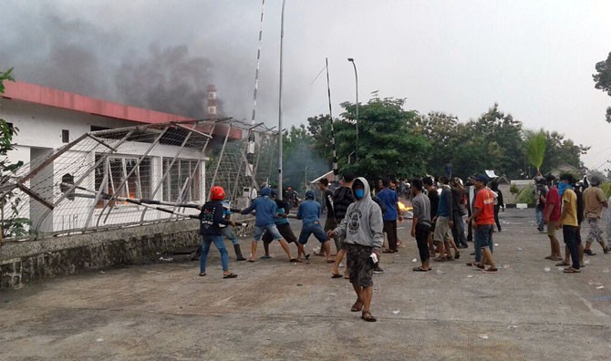 DIRUSAK WARGA: Ribuan warga memblokade jalan masuk menuju PT RUM, mereka juga merusak kantor dan fasilitas lainnya, Jumat (23/2) - Image