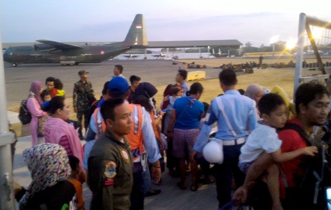 KORBAN GEMPA: Ratusan korban tsunami dan gempa Palu dan Donggala, Sulteng tiba di markas TNI AU, Lanud Sultan Hasanuddin, Makassar, Sabtu (29/9). - Image