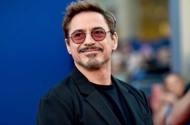 Robert Downey Jr sangat berduka dengan meninggalnya Stan Lee. Sang aktor mengaku berhutang banyak pada sang maestro. - Image