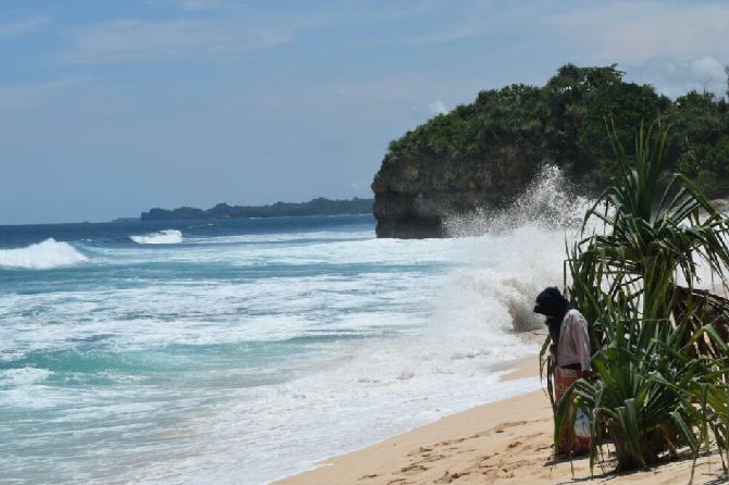 Pantai Ngudel, Kabupaten Malang. - Image
