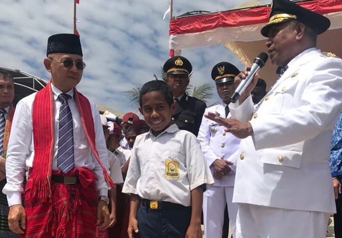 Yohanes Gama Marchal Lau saat mendapat hadiah dari Wabup Belu, J.T. Ose Luan, Jumat (17/8) - Image