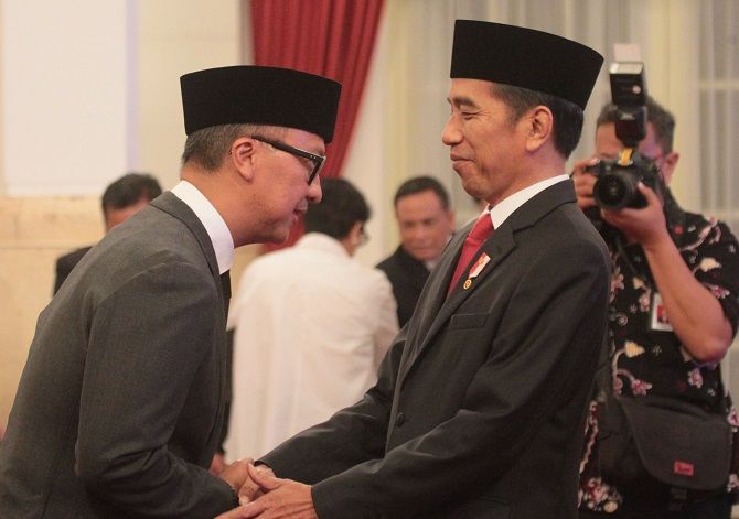 Menteri Sosial Agus Gumiwang saat pelantikan di Istana Negara, Jumat (24/8). Agus terpilih menggantikan Idrus Marham yang mengundurkan diri karena kasus dugaan korupsi suap proyek PLTU Riau-1. - Image