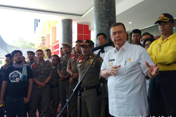 Wakil Gubernur Sumbar Nasrul Abit saat menenangkan massa berunjuk rasa - Image