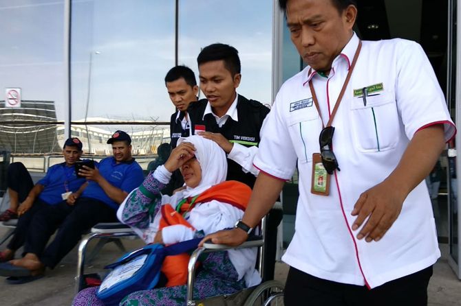 SHOCK: Asmia yang duduk di ursi roda menangis mendengar kabar ibunya meninggal dunia. - Image