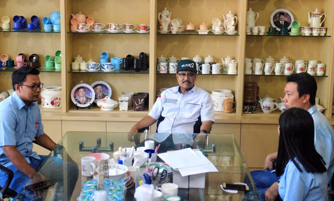 Gus Ipul saat mengunjungi PT Kaibon Indah di Madiun, Senin (28/5) - Image