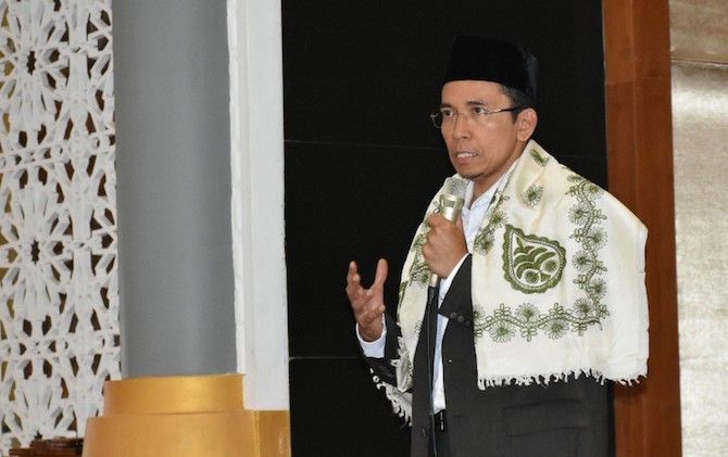 Gubernur NTB, Zainul Majdi atau biasa dikenal sebagai Tuan Guru Bajang (TGB) dan kader Demokrat sudah menyatakan dukungannya Jokowi di Pilpres 2019. - Image