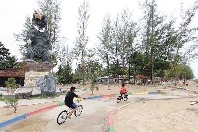SPOT FOTO: Patung beruang di Pantai Manggar menjadi ikon sekaligus daya tarik tersendiri bagi objek wisata di Balikpapan Timur ini. - Image